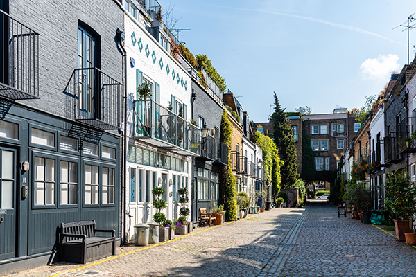 Street view of neighborhood in Notting Hill, London